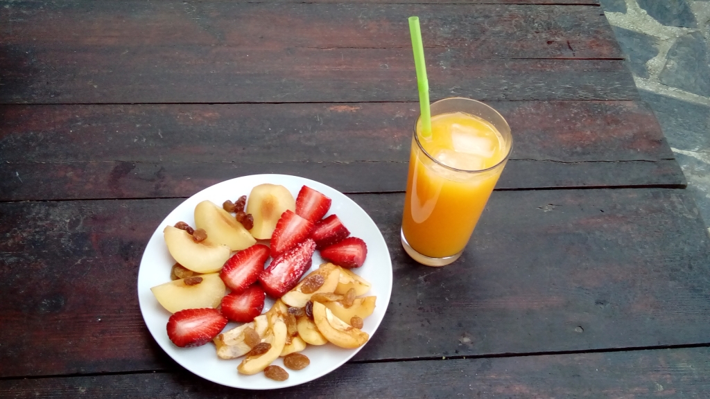 Gelbe Pflaumen, Mispeln, Erdbeeren, Rosinen mit Orangensaft