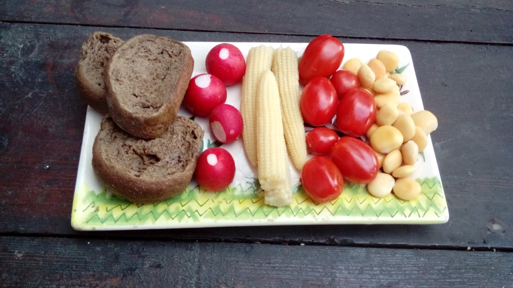 Paximadi, Radieschen, Maiskoelbchen, Tomaten und Lupinen