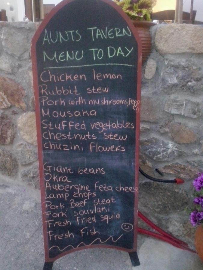 Taverna tis theias Menu draussen