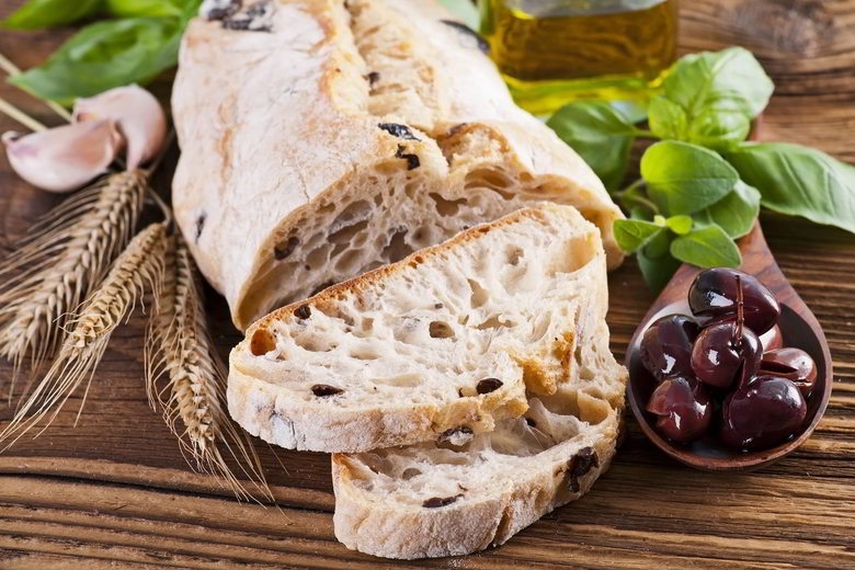 Brot und Oliven