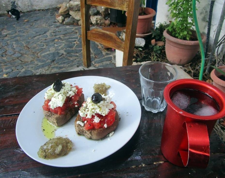 Dakos mit Gurkenmarmelade