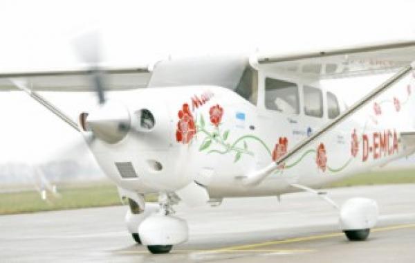 der "Rosen-Flieger" www.globeflight-rallye.com Ihr Ansprechpartner für weitere Fragen: Uwe Jahns Jott & Pee Marketing Kommunikation Werbung GmbH Telefon 0511 538398-10 Telefax 0511 538398-22 E-Mail jahns@jottundpee.de