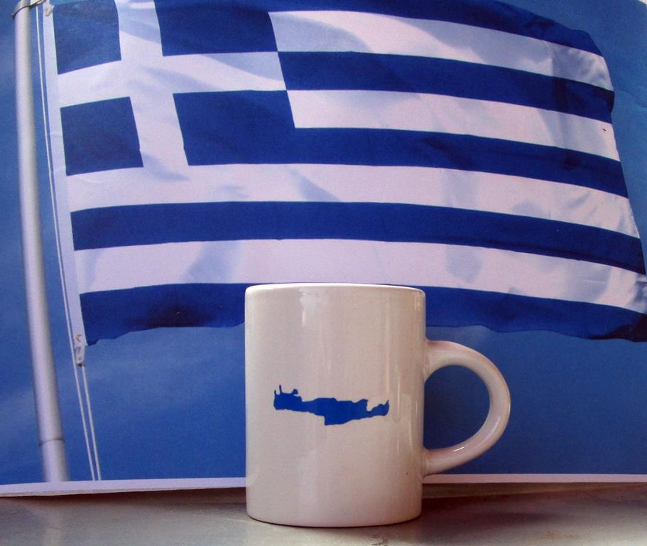 Tradition und Bräuche: Die griechische Nationalflagge.